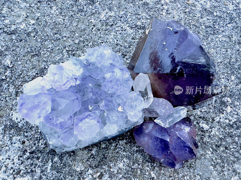 紫水晶和石英晶体特写