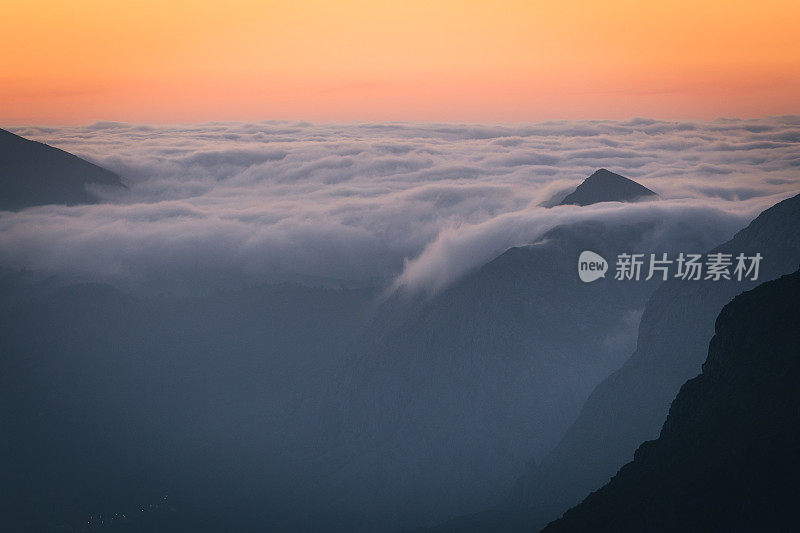 日出时雾气从山谷升起的风景