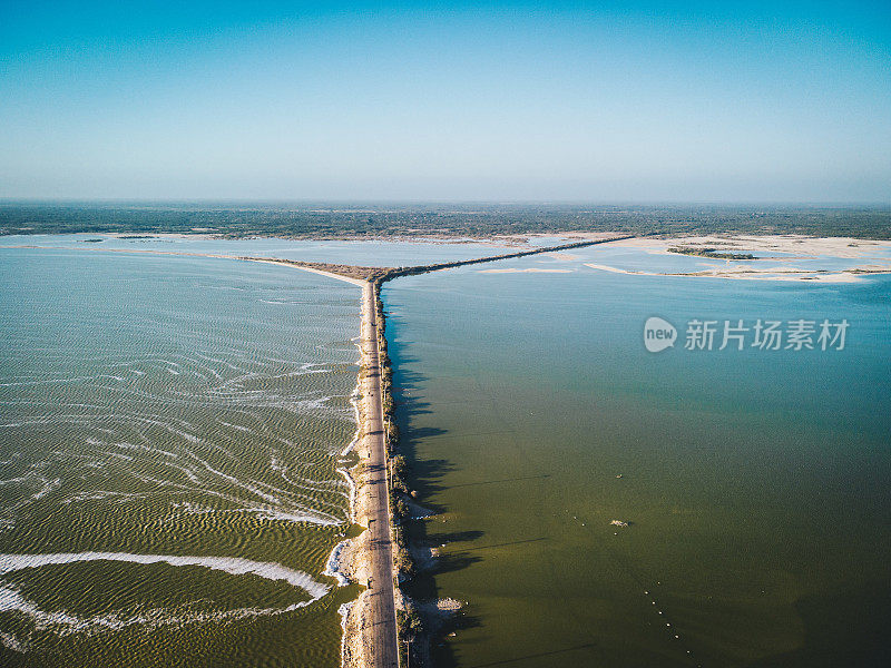 鸟瞰图桥横跨水到礁