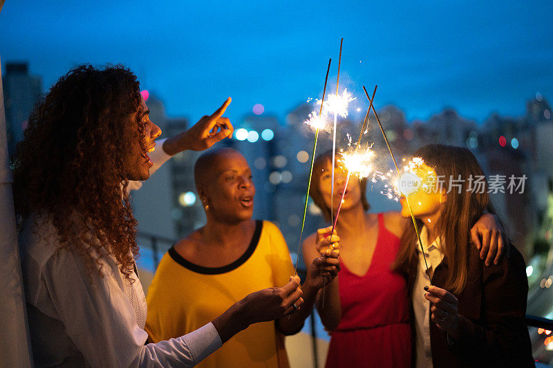 朋友们在家里放烟花庆祝新年