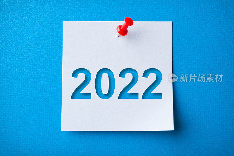 白色便利贴与快乐2020年和红色图钉在蓝色背景