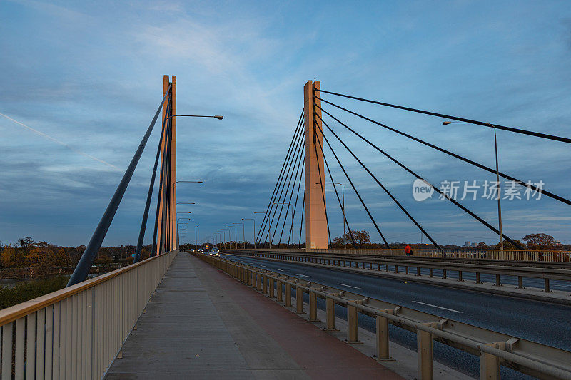 Milenijny大桥日落后的蓝色时刻