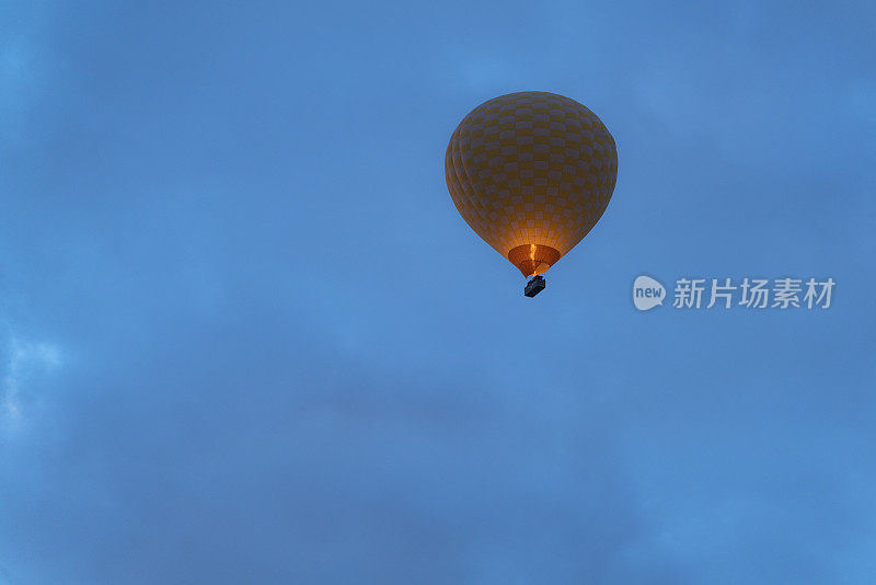 在卡帕多西亚起飞的气球在日出时拍摄
