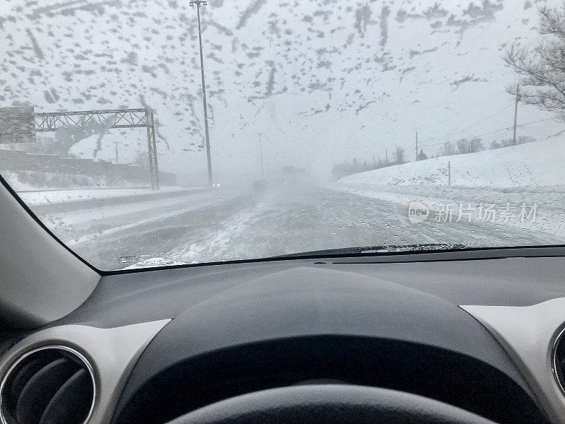 暴风雪在高速公路