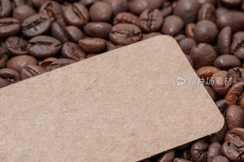 咖啡豆上的空白牛皮纸