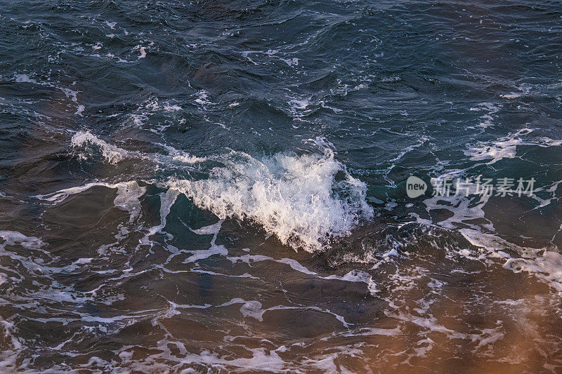 海浪拍打着海岸