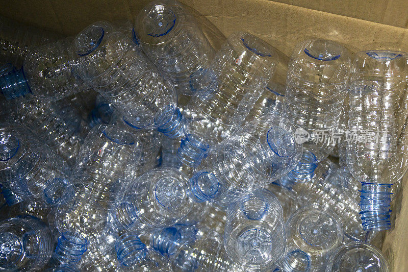 饮用水厂灌装过程中容器箱内的PET空瓶。