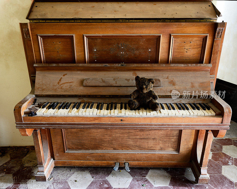 泰迪熊在旧钢琴上。