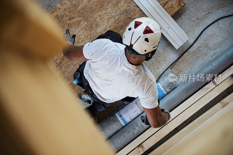 建筑工人用电锯切割木板