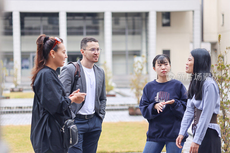 研究生喜欢在大学校园里演讲