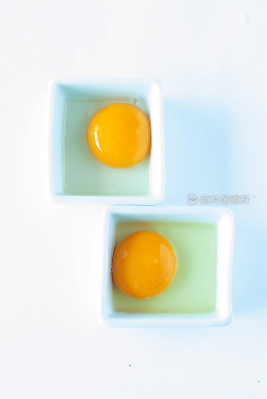 两个生鸡蛋在碗stock照片