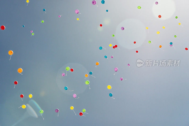 许多气球在蓝天上升向天空