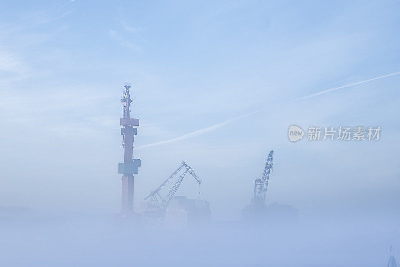 在有雾的日子里港口的起重机