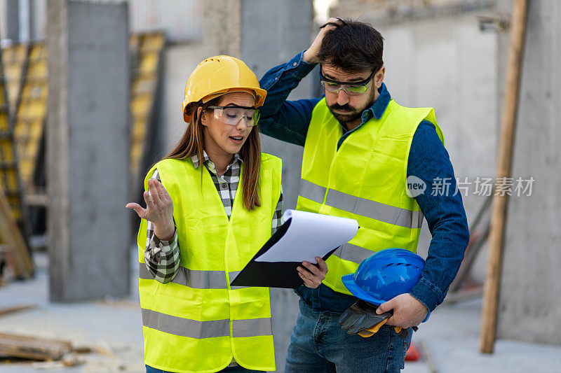 建筑师和施工工程师站在施工现场讨论项目