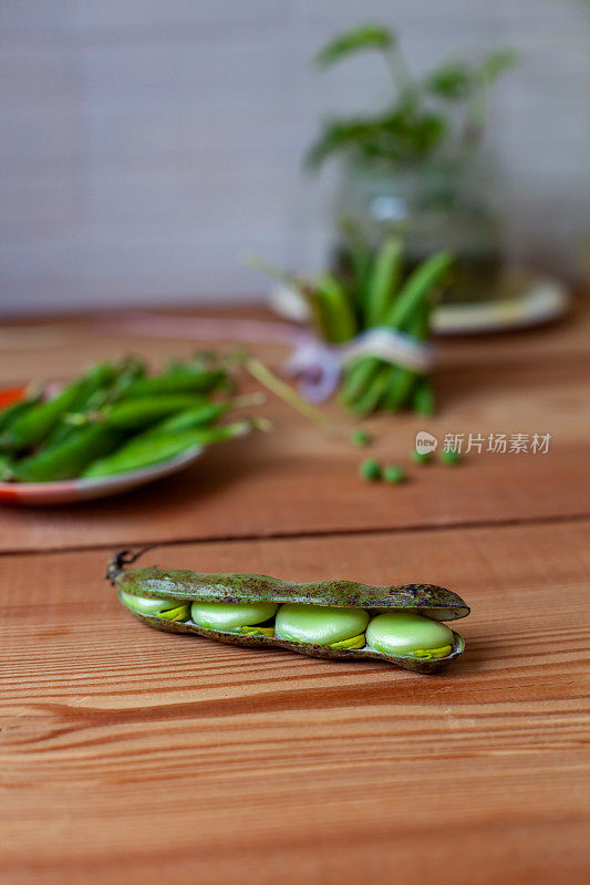 木桌上的新鲜蚕豆