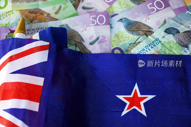 新西兰货币(NZD)与新西兰国旗背景