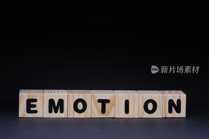 情感字在木制方块上的黑色背景