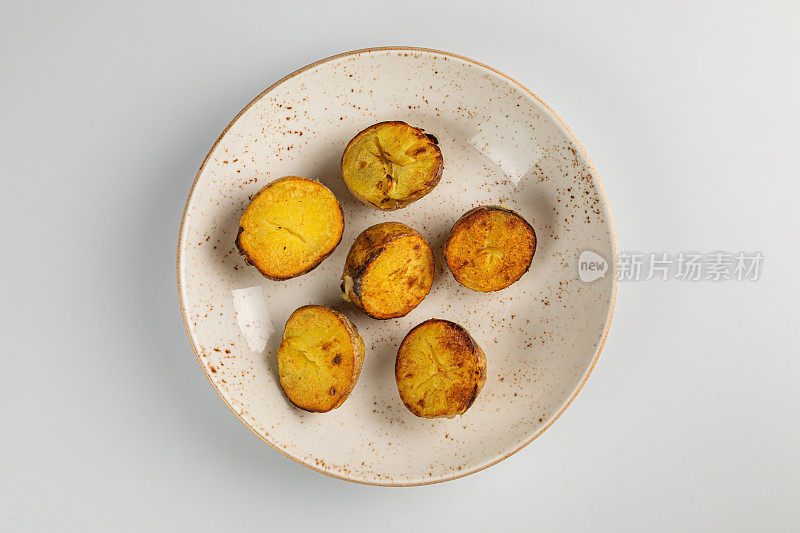 育空黄金土豆，生有机婴儿黄金土豆，白色背景，水平格式