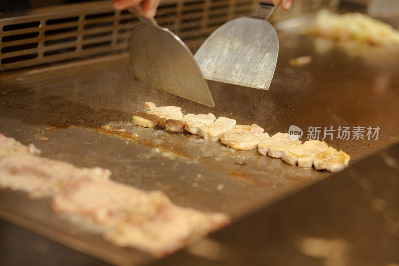 在日本餐厅用热板准备牛肉