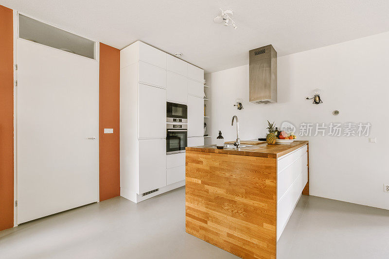 现代厨房，白色家具和拼花地板