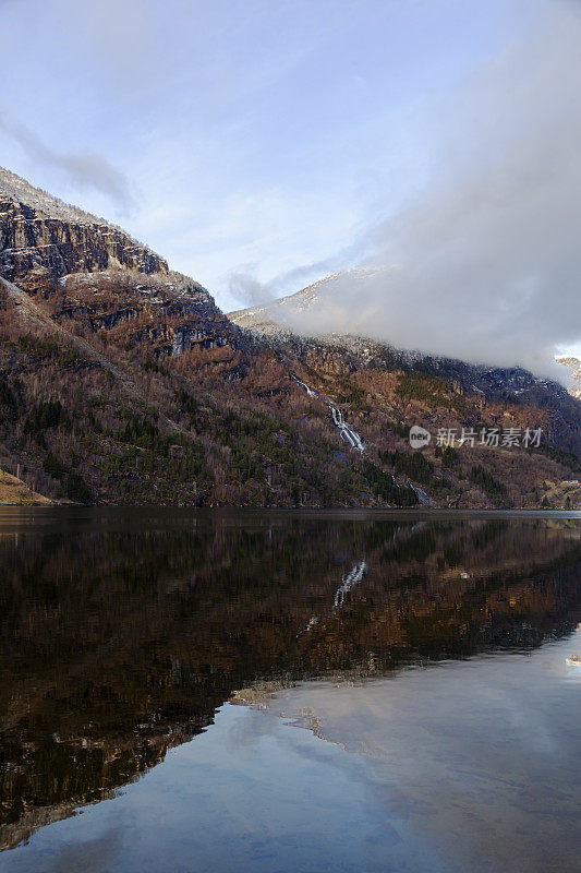 哈当厄峡湾和Sörfjorden在冬天的黄昏