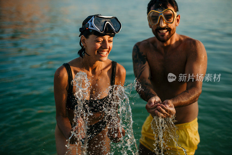 在阳光明媚的海滩上的热天