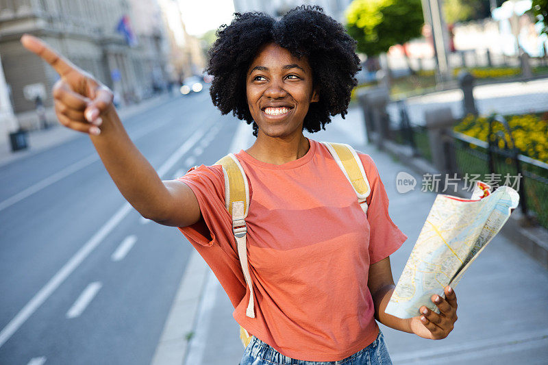 一个非裔美国女孩在度假时寻找著名城市地点的肖像