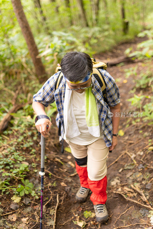 独自登山老年妇女