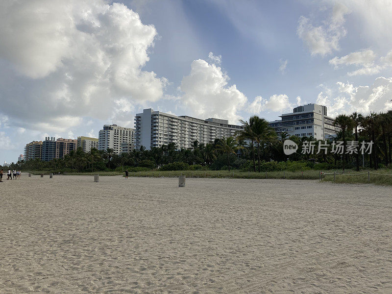 美国-迈阿密-南海滩-海洋大道和海滩上的建筑