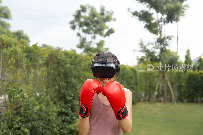 年轻女子戴着虚拟现实眼镜锻炼。