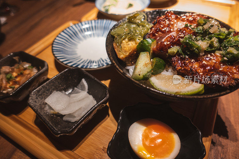美味浓郁的日式烧肉套餐或日式碗饭套餐。