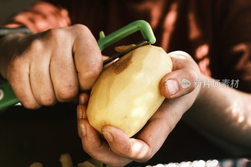 女性的手正在准备烹饪用的蔬菜