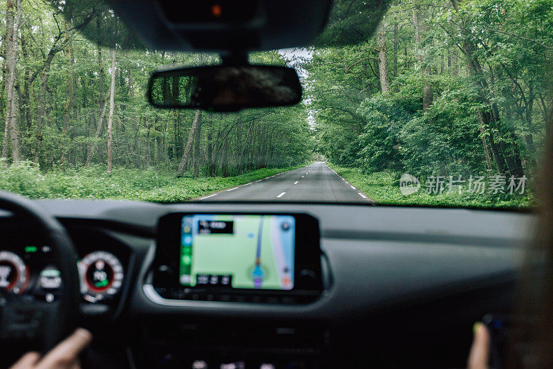 人在室内开车，男人开着车，美女靠近。旅游摄影、旅行、度假摄影的概念。