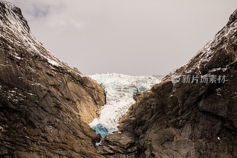 山冰川。雪。冬天。挪威风景如画。美丽的北自然。斯堪的那维亚。在山探险。挪威的气候