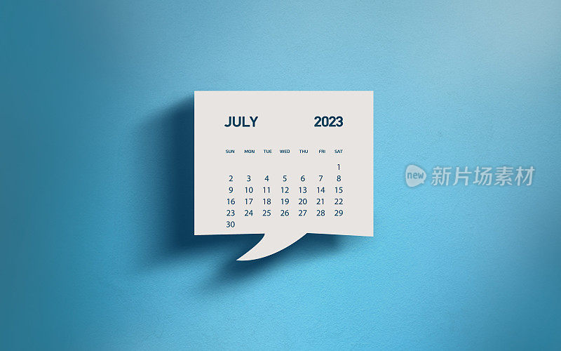 白色聊天气泡与裁剪2023年7月日历页在蓝色背景