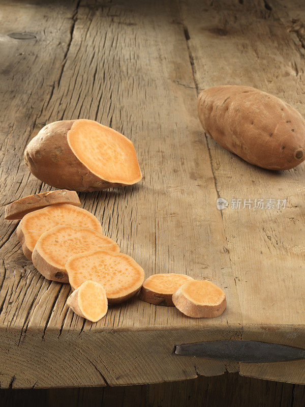 红薯放在木质表面上
