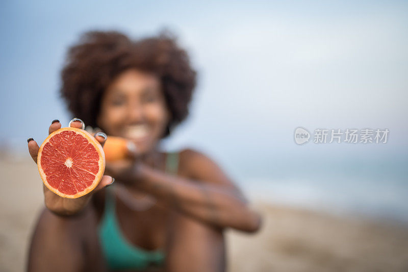 在这些炎热的夏日里，当我在海滩上度过一天时，葡萄柚使我精神焕发