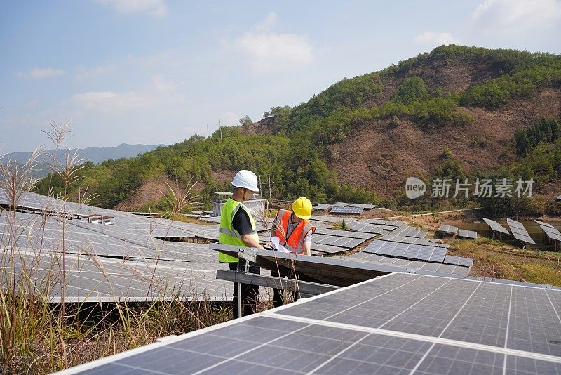 工程师在可替代能源发电厂检查太阳能电池板