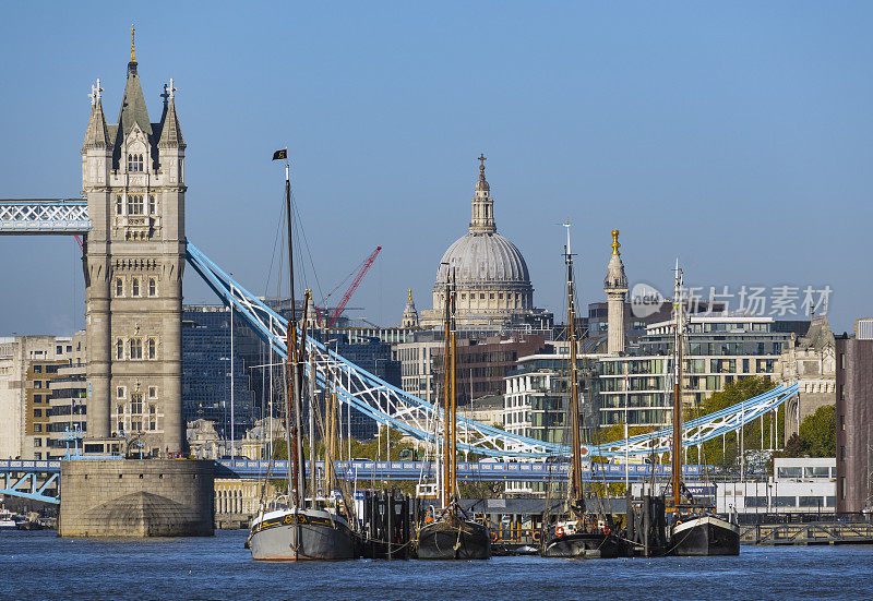伦敦市中心的天际线与圣保罗大教堂和塔桥，英格兰