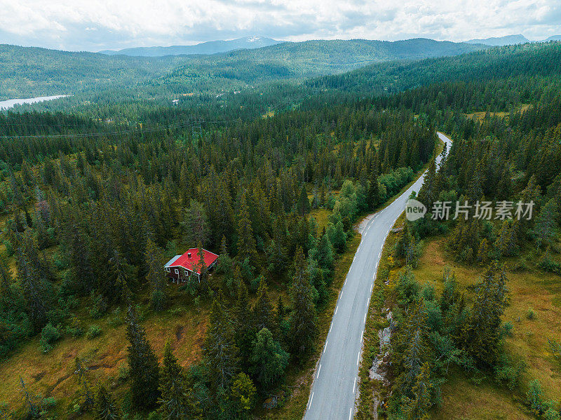 通过挪威森林的道路风景鸟瞰图