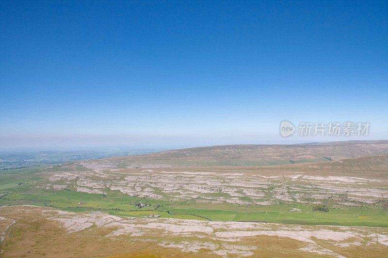 阳光明媚的夏日，英格兰约克郡谷地的whnside风景