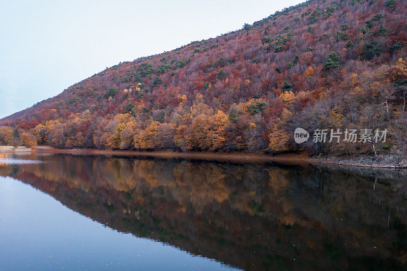 无人机在Boraboy拍摄的美丽的秋天湖面反射的鸟瞰图，它就像墙纸一样