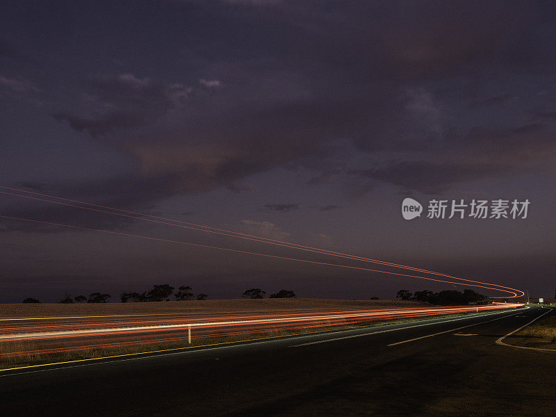 黑暗的乡村道路上的小路