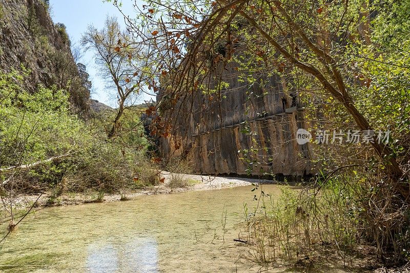 picamatiillo洞穴位于Alquezar人行桥的Vero河路线的峡谷中