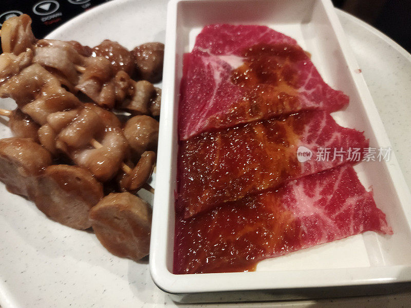 肉丸串和生肉片