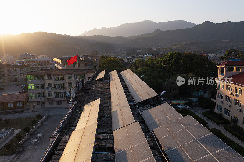 日落时分屋顶上的太阳能电池板