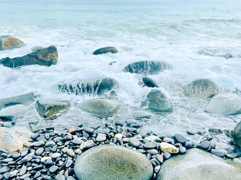 花岗岩湾岩石和破浪