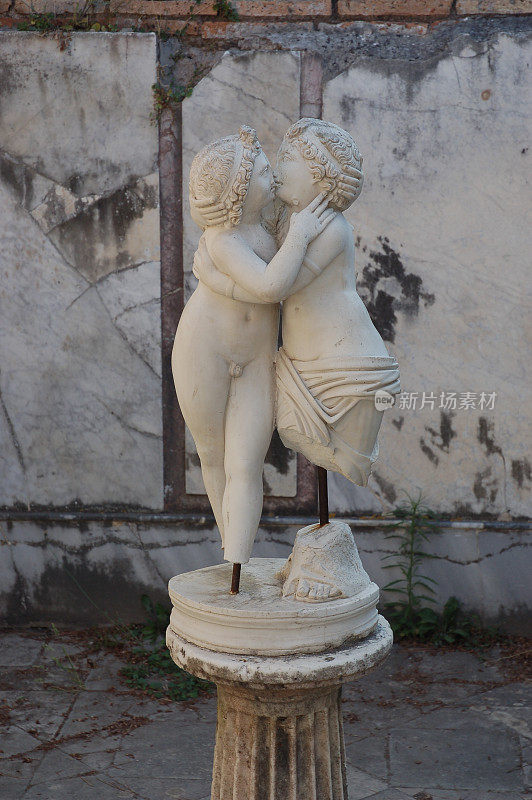 意大利罗马街头丘比特与赛姬接吻雕塑的垂直镜头