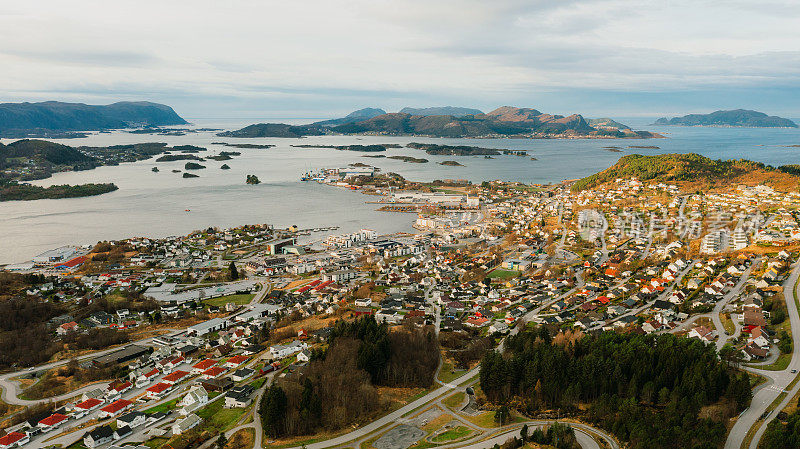 日落时分，挪威海边山上的小镇鸟瞰图