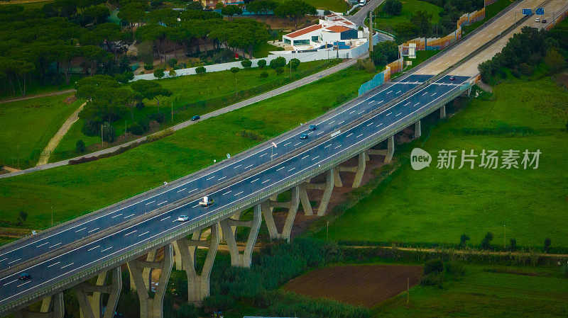 里斯本连接高速公路的高架桥航拍图